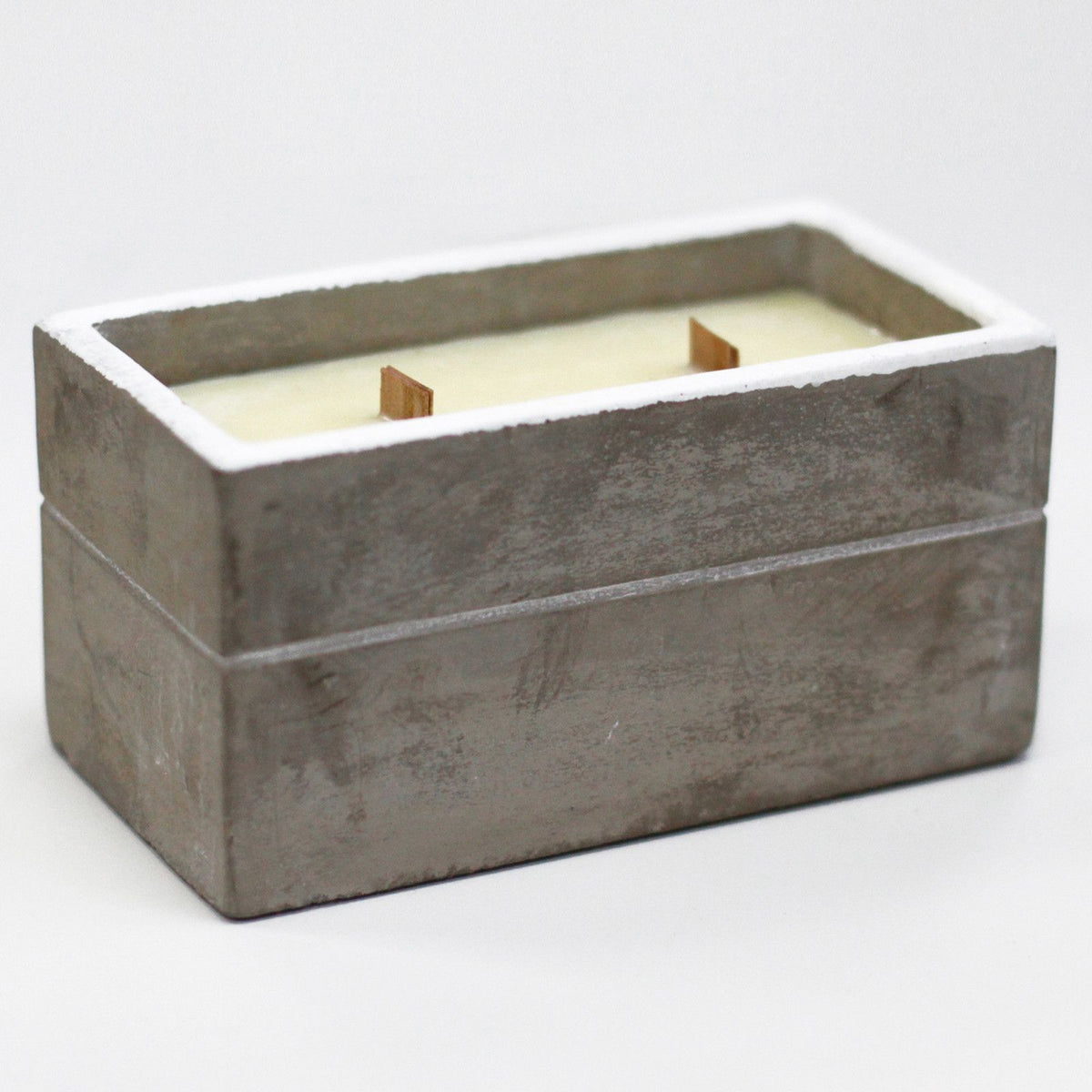 Large concrete candle with spiced lime fragrance and wooden wick